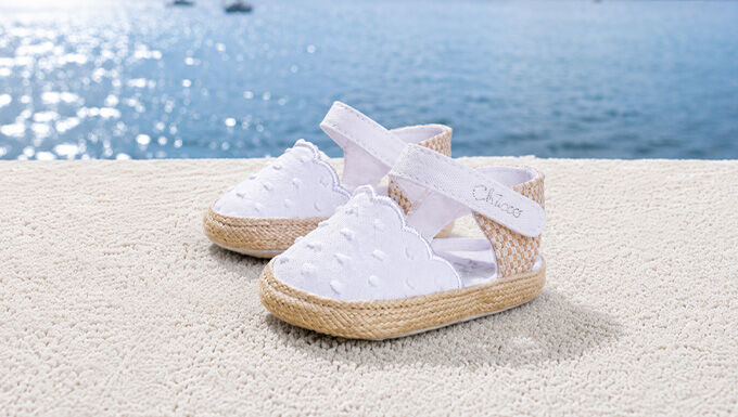 https://www.chicco.it/dw/image/v2/BJJJ_PRD/on/demandware.static/-/Sites-Chicco-Italy-Library/it_IT/dw2dd97af8/site/06-Pagina di Categoria/Fashion/Abbigliamento/Nuova Collezione/2026/PE 2026/Mare/261-680x385px-CHICCO_SS26_SL 116-1.jpg